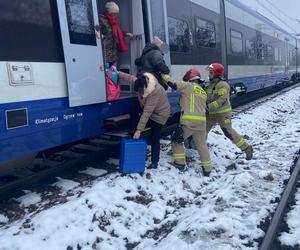 Dramat w pociągu PKP Intercity pod Kielcami. Do akcji w polu musieli wkroczyć strażacy