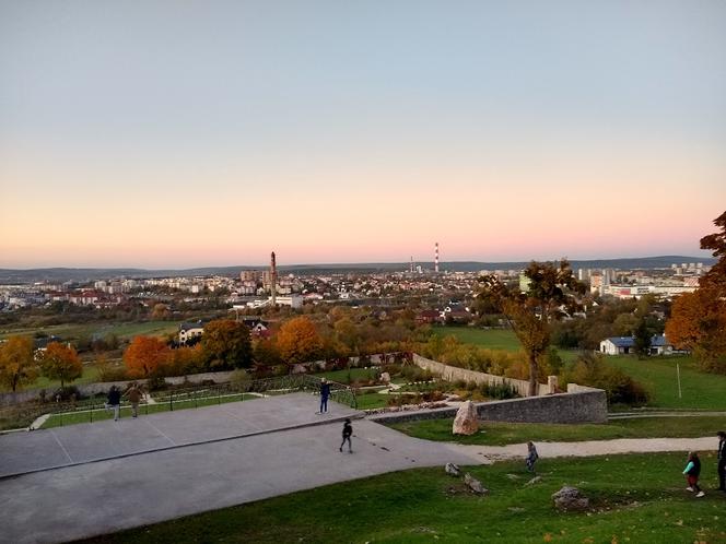 Złota jesień na kieleckiej Karczówce. Aż chce się iść na spacer!