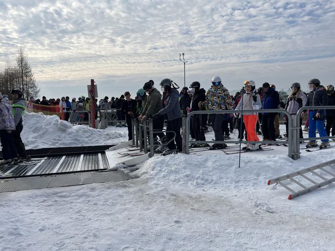 Na nartach podjadała mężowi frytki