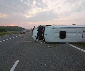 Wypadek na autostradzie A4. Czterech pasażerów busa trafiło do szpitala