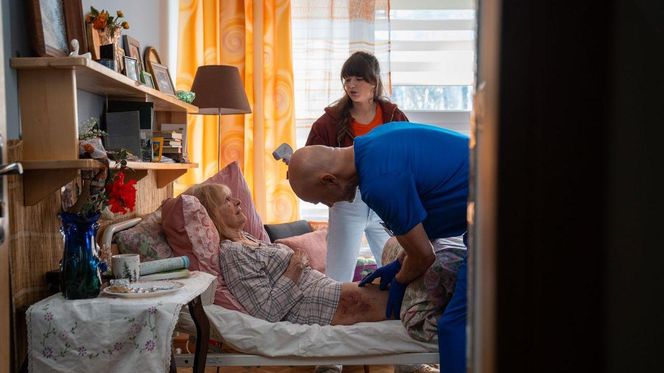 Na dobre i na złe odc. 957. Matylda (Amelia Czaja), Rafał Konica (Robert Koszucki), pani Basia (Ewa Decówna)