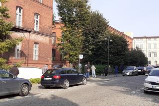 Kolejka przed punktem przy Dąbrowskiego w Toruniu