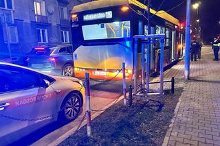Nieznany sprawca ostrzelał autobus miejski. Celował w kierowcę: „oddał trzy strzały”. Dramatyczny opis