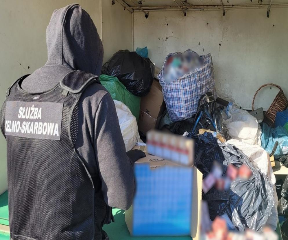 Funkcjonariusze KAS zlikwidowali nietypową dziuplę na miejskim targowisku w Białymstoku. Zatrzymaną jedną osobę