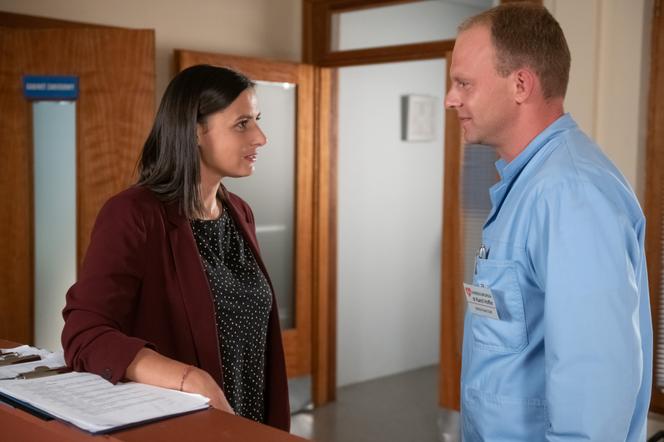 Na Wspólnej, odcinek 3150: Kamil w łóżku z szefową. Karina złoży mu niemoralną propozycję - ZWIASTUN