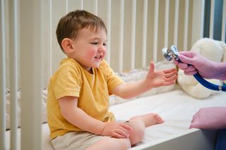 Stulejka u małych chłopców to często zjawisko fizjologiczne. Pediatra tłumaczy co robić 