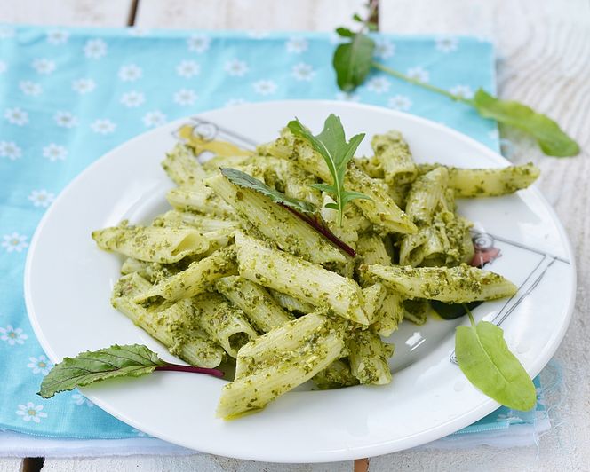 Pesto ze szczawiu do makaronu: sprytny przepis na szczawiowy sos do klusek