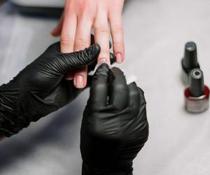 Żelowe naklejki na paznokcie UV to nowa moda wśród kobiet. Jak ich używać i gdzie je kupić?