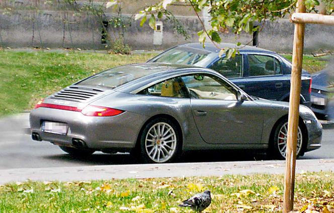 Popsuli Kammelowi porsche