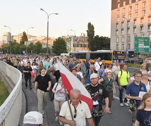 80. rocznica Powstania Warszawskiego. Wanda Traczyk-Stawska namawia do wybaczenia, a tłum skanduje: „Niemcy to mordercy”