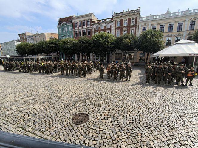 Żołnierze na rynku w Lesznie
