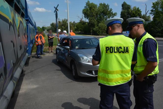 54-latek wjechał wprost pod pociąg! Dramatyczny wypadek w Koninie 