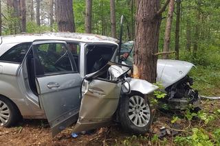 Koszmarny wypadek w Ciepielowie. Auto gruchnęło w drzewo. Cztery osoby ranne