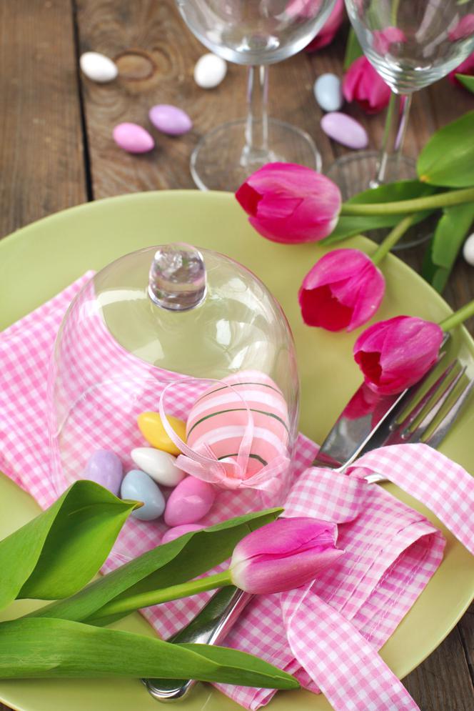 Wielkanocny stół z różem