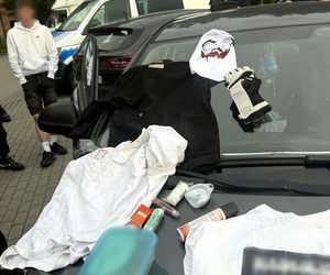 Kibole szykowali zasadzkę. Kłody drewna na drodze i sprzęt do walki w samochodach