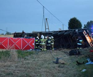 Horror rozegrał się w sekundę. Krzysztof nie żyje, jego żona i córka walczą o życie. Wszystko przez oponę