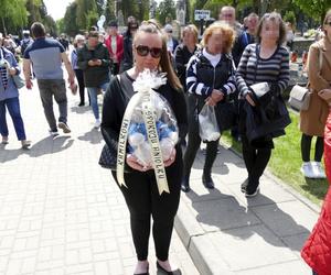 Tłumy żegnały Kamilka z Częstochowy. W niebo poleciały baloniki, po policzkach płynęły łzy