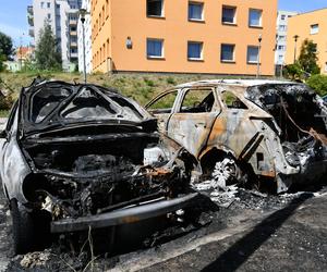  Pożar na parkingu w Gdańsku. Doszczętnie spłonęły trzy auta