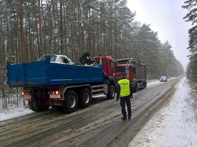 Czołowe zderzenie samochodu osobowego z ciężarówką