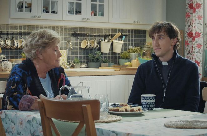 M jak miłość, odcinek 1851: ksiądz Grzegorz (Paweł Janyst), Barbara (Teresa Lipowska)