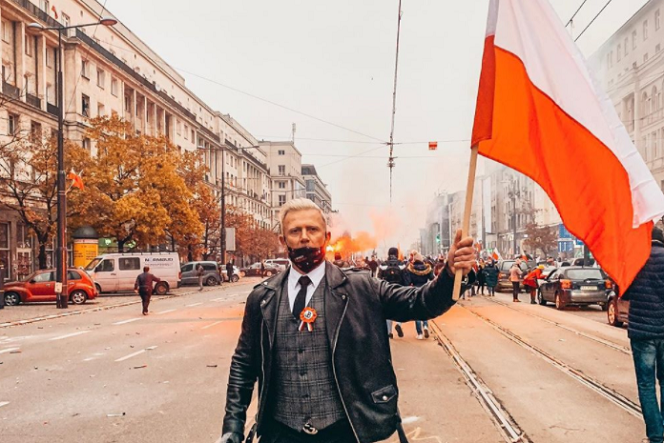 Gwiazdor disco polo OTOCZONY POLICJĄ na Marszu Niepodległości