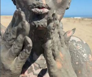 Maja Rutkowski zażywa błotnego SPA