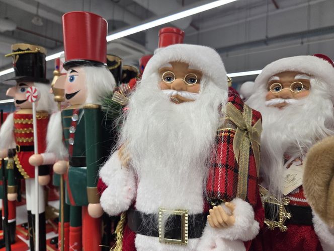 Lato się kończy, a w sklepach już święta Bożego Narodzenia. Klienci w szoku. "To przesada!"