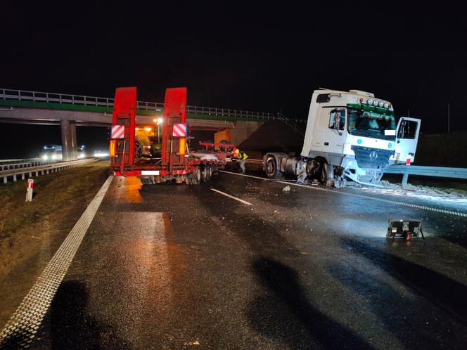 Na S5 w pow. kościańskim TIR wjechał w bariery
