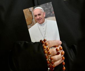 Trudne godziny, wrócił strach. Tak reagują wierni na chorobę papieża Franciszka!