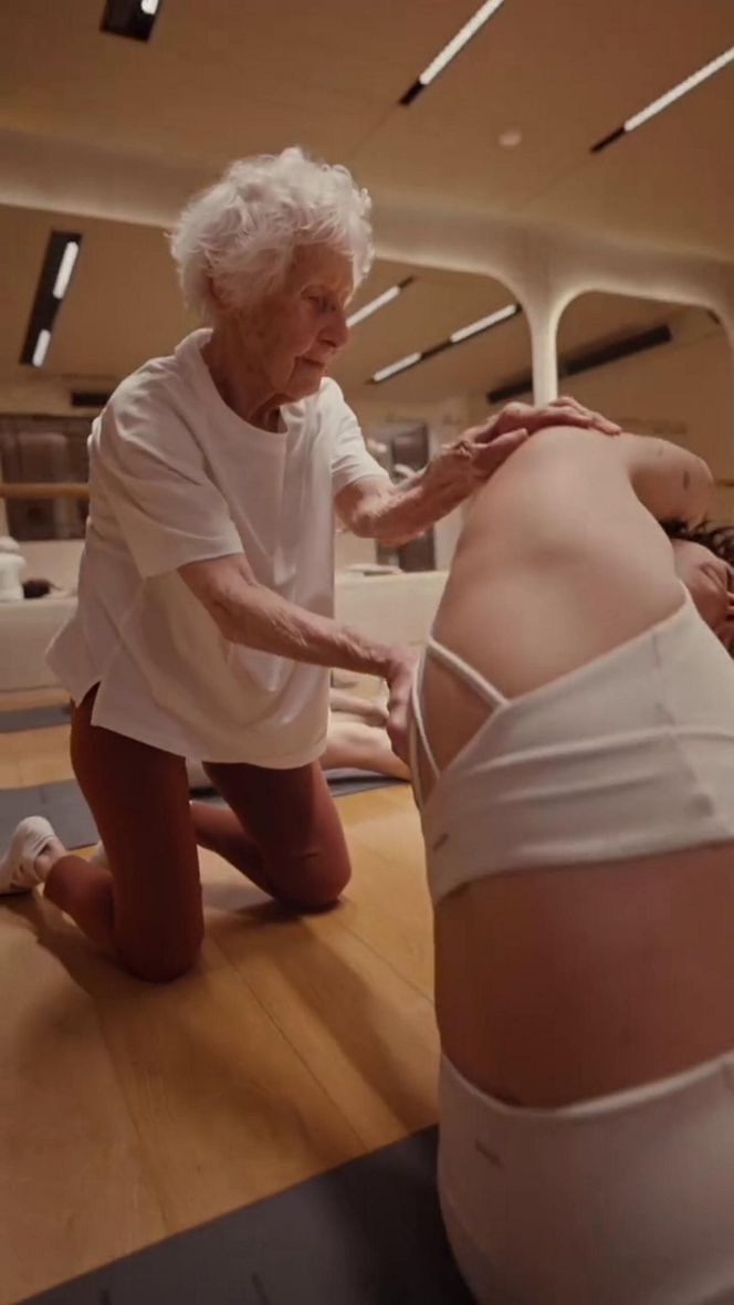 Ma 102 lata i uczy jogi! Jej nazwisko zwraca uwagę Polaków