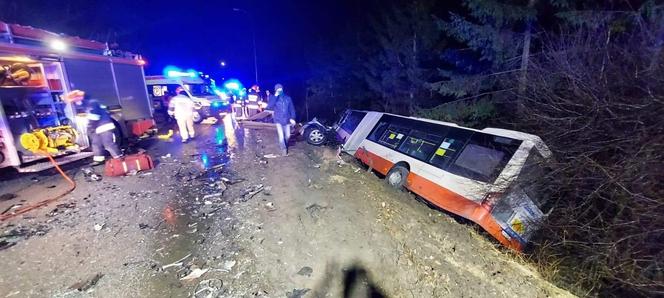 Śmiertelny wypadek w Gdańsku w piątek, 12.03.2021 r. Samochód osobowy zderzył się z autobusem