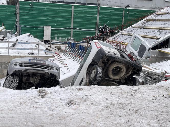 Samochody wleciały do wykopu na budowie metra