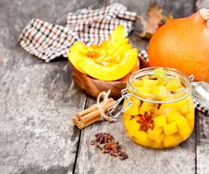 Dynia marynowana na słodko. Babciny przepis na pikle z dyni