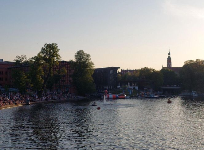 Tłumy bydgoszczan i turystów na Sterze na Bydgoszcz 2025. Emocji dostarczyły Wyścig butelkowy i popisy flyboardzistów [ZDJĘCIA]