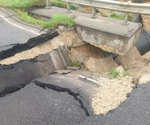 Nawałnice i burze w Świętokrzyskiem. Ponad 200 interwencji strażaków. Droga w Ćmielowie całkowicie zniszczona [ZDJĘCIA].