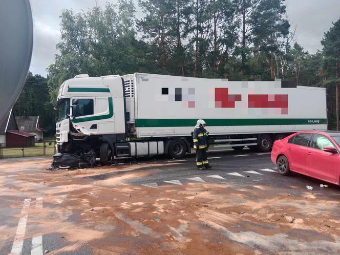 Zderzenie osobówki z ciężarówką na DK 10 pod Bydgoszczą! Wśród rannych kobieta i dwójka dzieci [ZDJĘCIA]