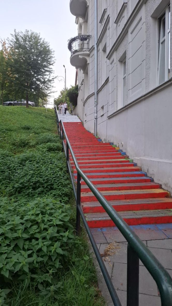 Dewastacja słynnej atrakcji Krakowa. Tęczowe schody przemalowano na barwy narodowe