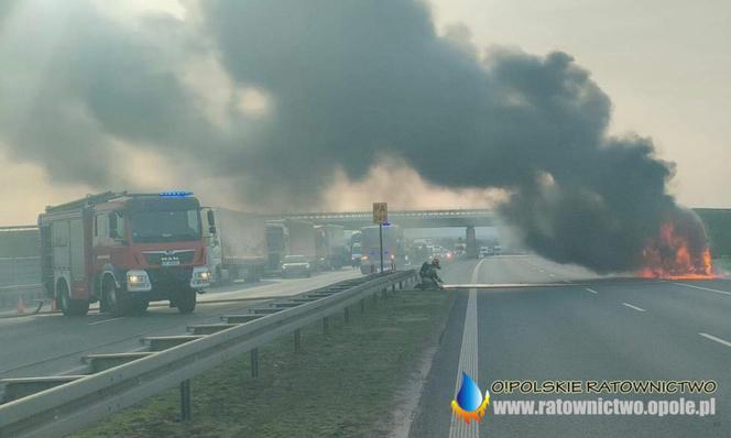 Autostrada A4 zablokowana. Pali się bus