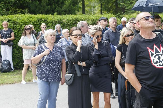 Gwiazdy na pogrzebie Joanny Kołaczkowskiej: Beata Tadla, Magda Steczkowska, Kasia Moś