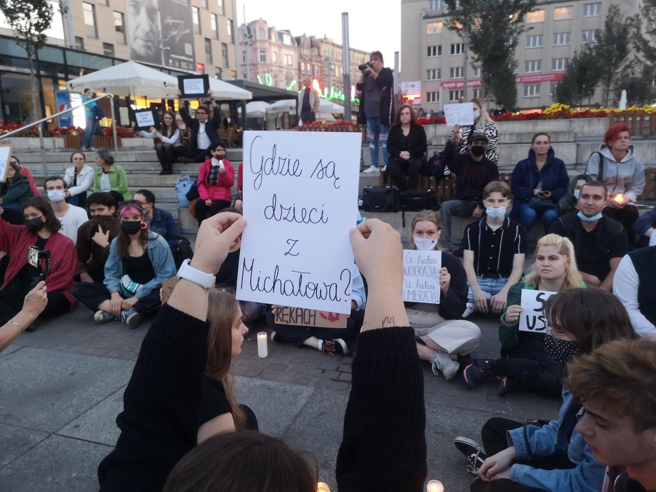 „Gdzie są dzieci z Michałowa?” – w Katowicach odbyła się cicha demonstracja [ZDJĘCIA]