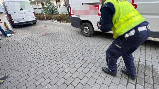 Cofał dostawczakiem, potrącił pieszego. Potworny wypadek w Warszawie