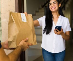 Zamawiasz jedzenie z aplikacji? Sprawdź, jak ten nawyk rujnuje twoją dietę 