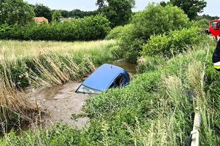 Wypadek w powiecie strzelińskim: Volkswagen wypadł z drogi i wpadł do rzeki