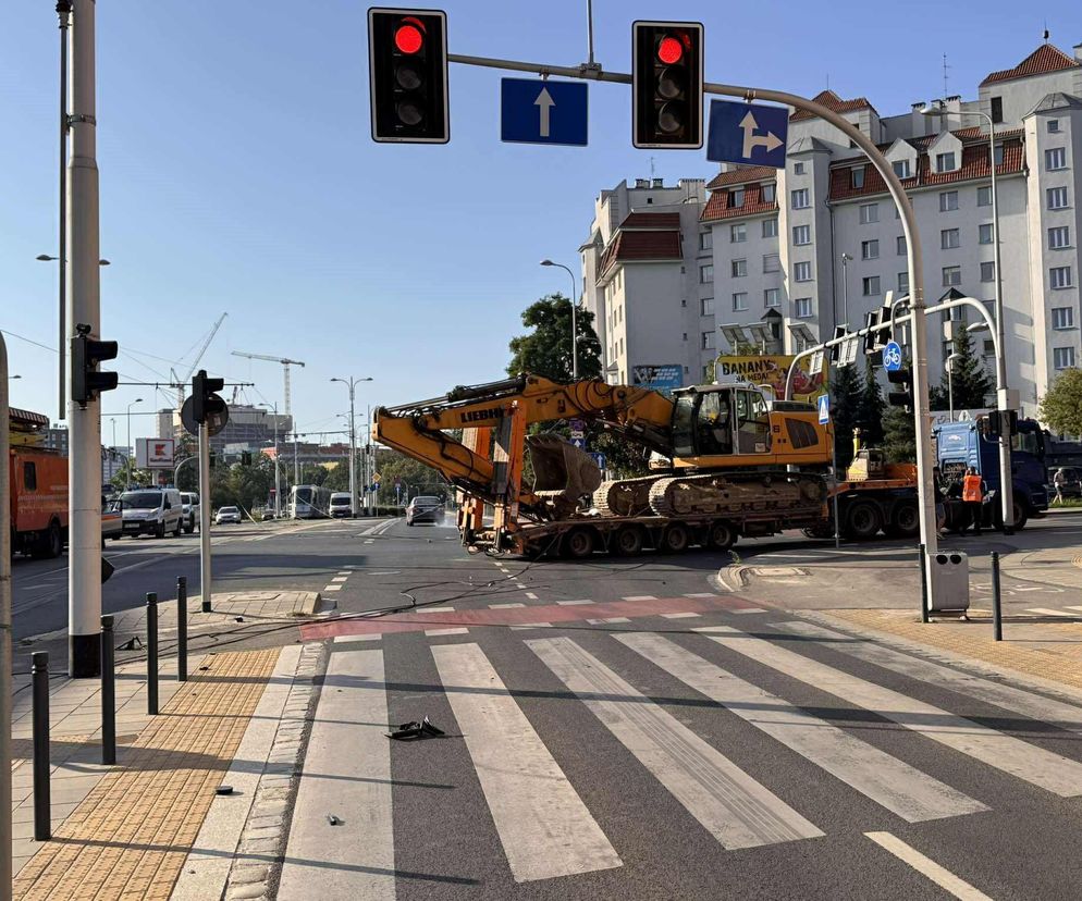 Paraliż w centrum miasta. Trakcja spadła na ludzi