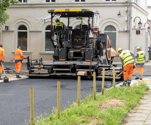 Remont Brzeźnej coraz bliżej końca. Właśnie wylano nowy asfalt