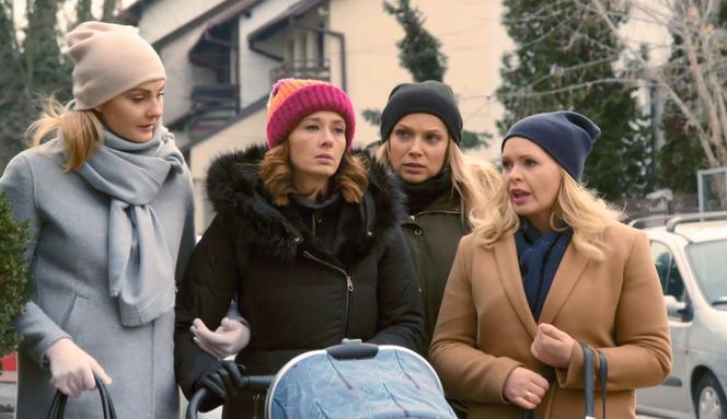 Przyjaciółki 11 sezon odcinek 129. Zuza (Anita Sokołowska), Inga (Małgorzata Socha), Anka (Magdalena Stużyńska), Patrycja (Joanna Liszowska)
