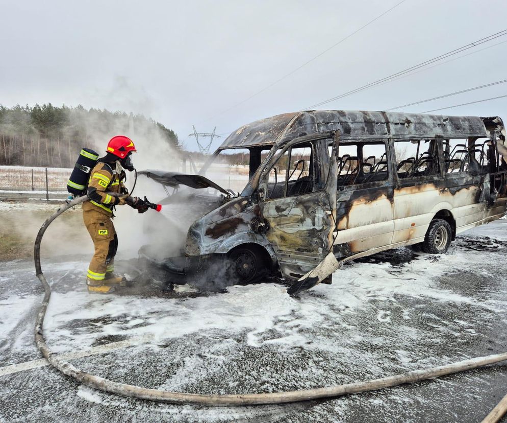 Bus spłonął doszczętnie pod Tarnowem. Podróżowało nim 25 osób [ZDJĘCIA]