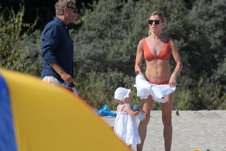 Kasia Tusk w bikini na plaży z rodziną