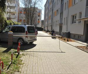 Wojna o parking w Wawrze jak u Barei. Mieszkańcy poszli do sądu