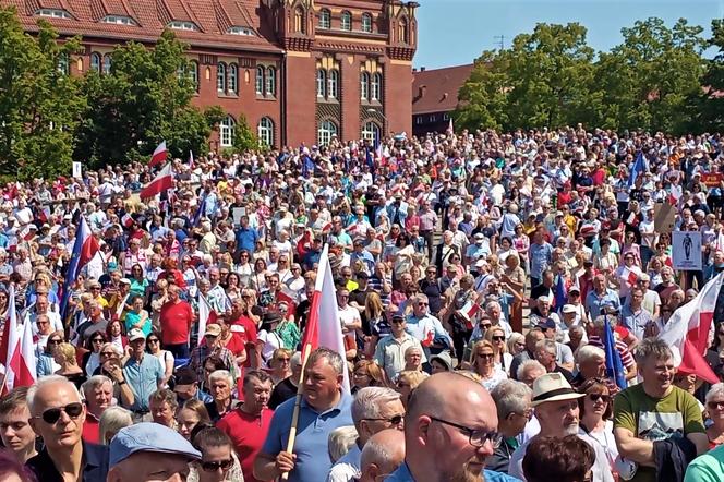 Manifestacja 4 czerwca na placu Solidarności w Szczecinie